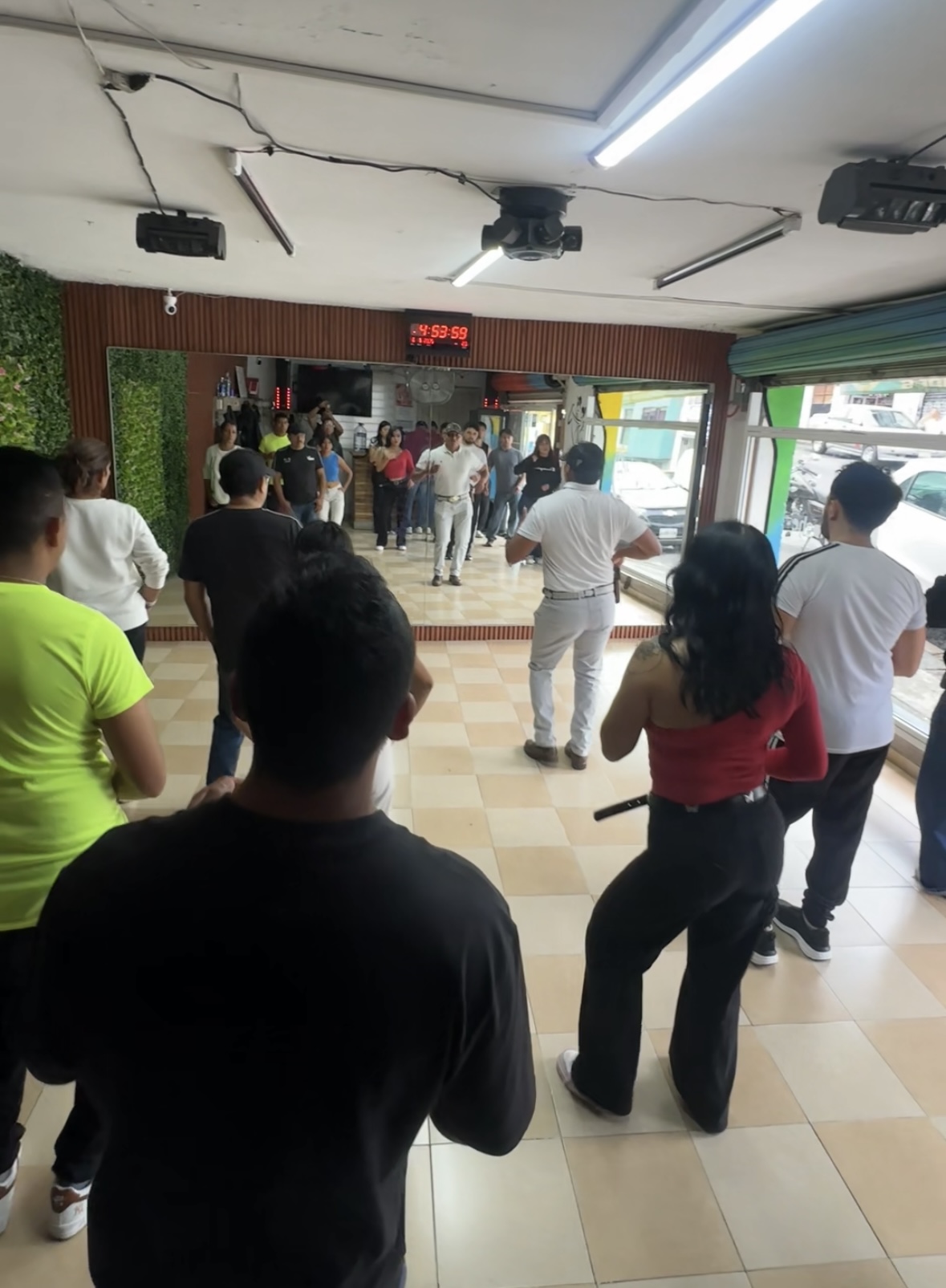 Grupo tomando clase de baile Norteño en Sensación Urbana