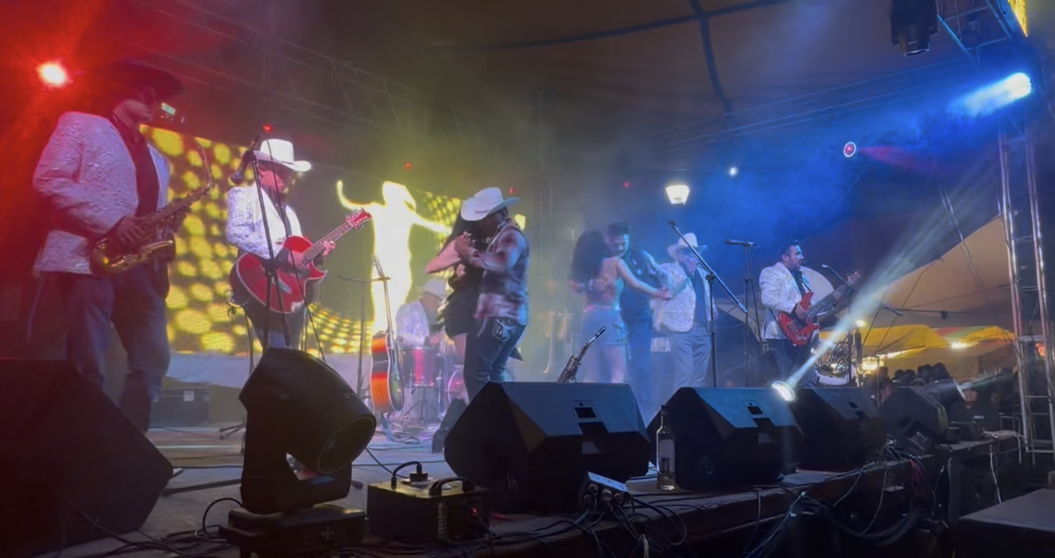 Banda tocando en vivo en un evento de Sensación Urbana