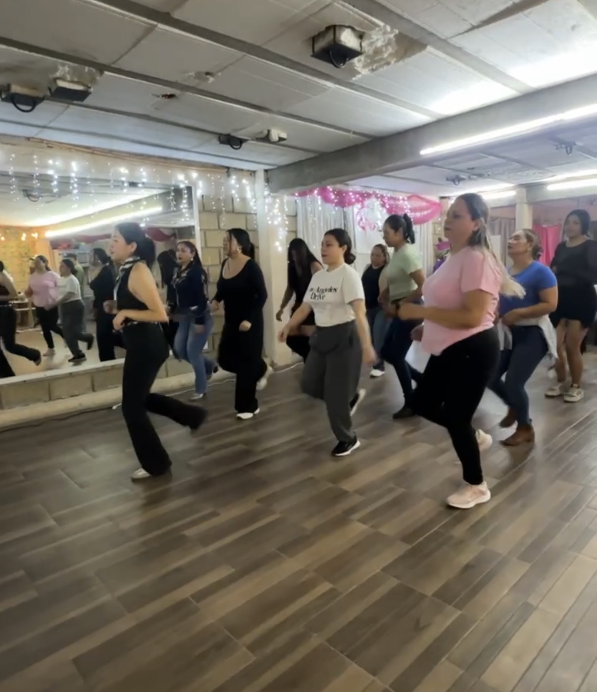 Alumnos practicando en grupo