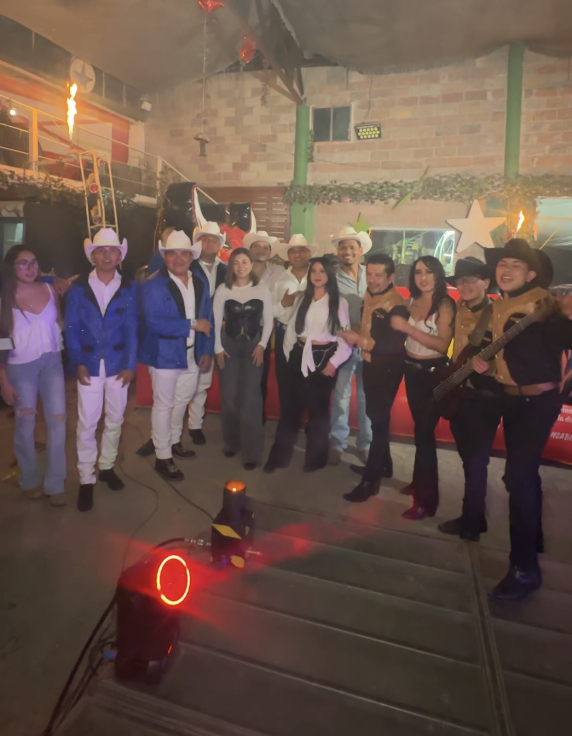 Personas bailando y conviviendo en un social de Sensación Urbana